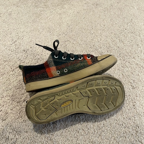 Keen Women’s Size 6 plaid flannel shoes - Picture 5 of 6